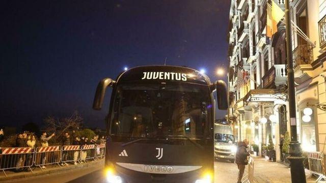 이게 무슨…나폴리 팬들, 경기 앞두고 유벤투스 버스 향해 돌 세례…“다친 사람 없어”