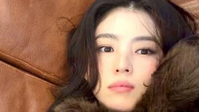 한소희, 얼마나 소두 인거야… 인형 비주얼 자랑 [AI 포토컷]