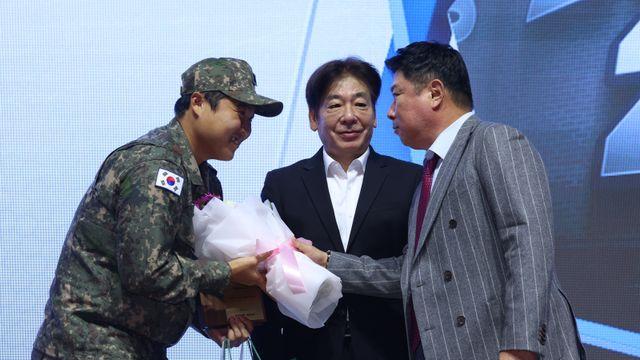 사령탑 '볼 터치' 받은 한동희 