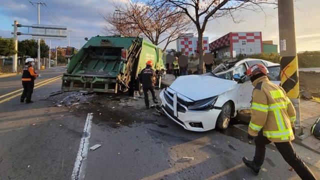 제주서 청소차-승용차 부딪혀 2명 부상