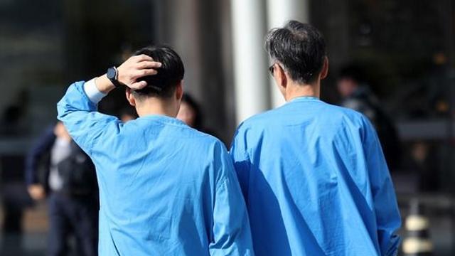 “공장형 진료 우려” vs “비급여 관리”···도수치료 급여화 놓고 정부·의협 격돌