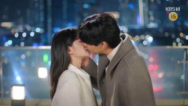 하승리X현우, 달콤한 옥상 키스…김영재가 비밀연애 들통 막았다 (‘마리와’)