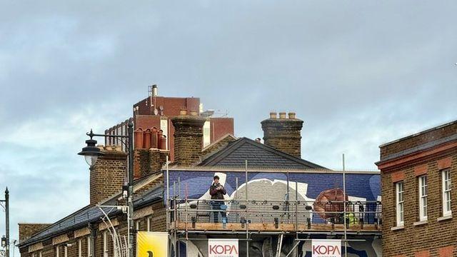 손흥민이 직접 고른 벽화, 이 모습입니다...태극기 두르고 트로피 ‘번쩍’+찰칵 세리머니