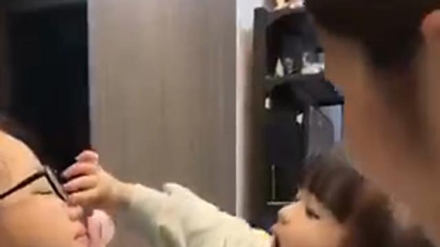 엄마와 언니의 작전에 걸려든 아기.mp4