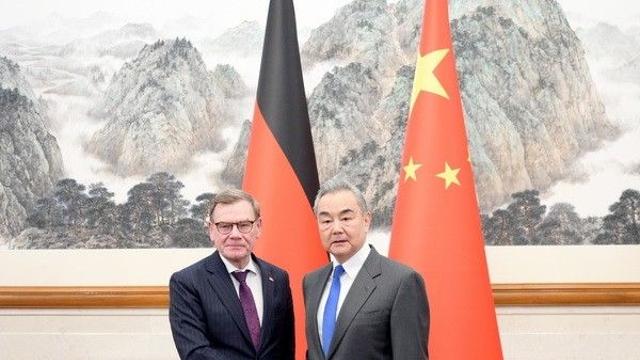 中왕이, 獨외무에 