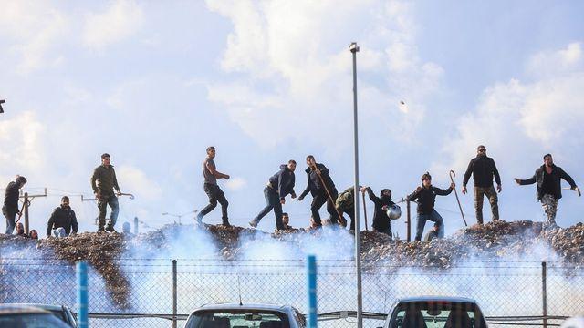 그리스 농민 대규모 시위…도로·공항 막고 경찰차 전복