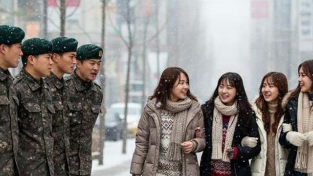 현직 장관 “남자가 군대 가니, 여자도 가라는 건 잘못…女부사관 더 뽑자