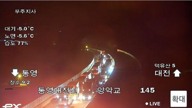 통영대전고속도로서 윙바디 화물차 등 4대 부딪혀…1명 다쳐