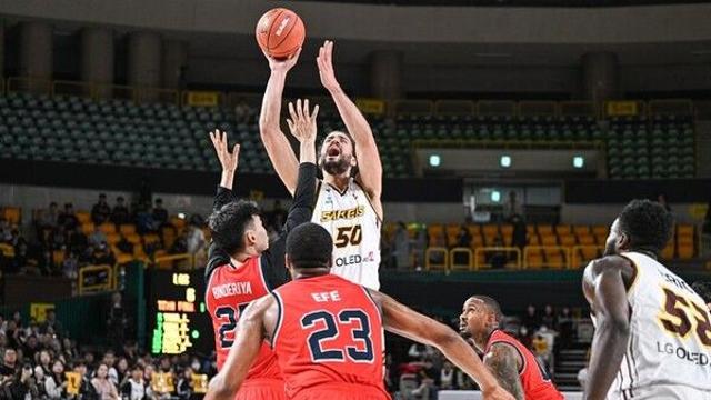 프로농구 LG, 자크 브롱코스 꺾고 EASL '첫 승'