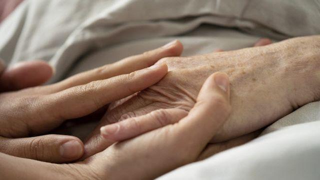 병든 아내 두고 집 나간 아빠…10년 간병한 딸에게 