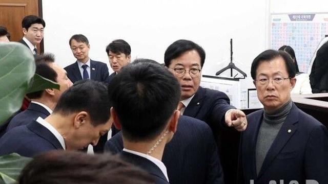 국힘, 국회의장실 찾아 필리버스터 중단 집단 항의…