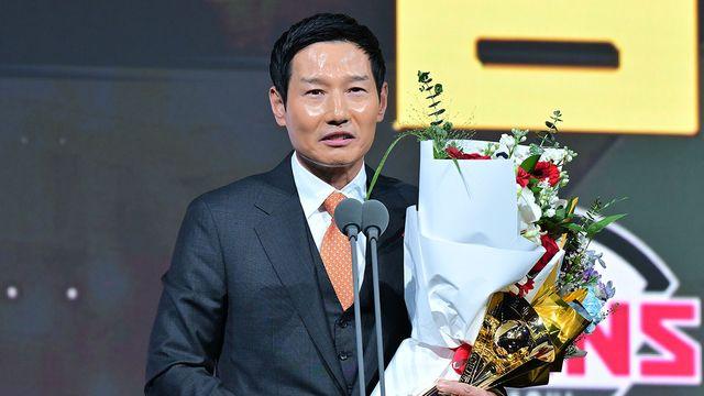 'LG 최초 통합우승 2회' 염경엽 감독, 올해의 감독상 수상...