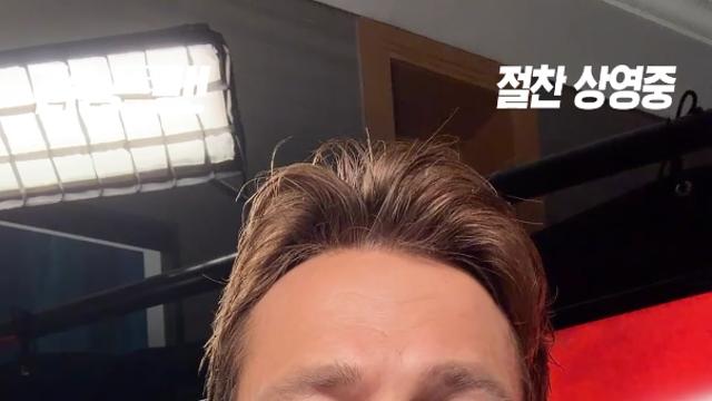 “극장에서 봐요!”…‘더 러닝 맨’ 글렌 파월, 능숙한 K하트로 전한 메시지