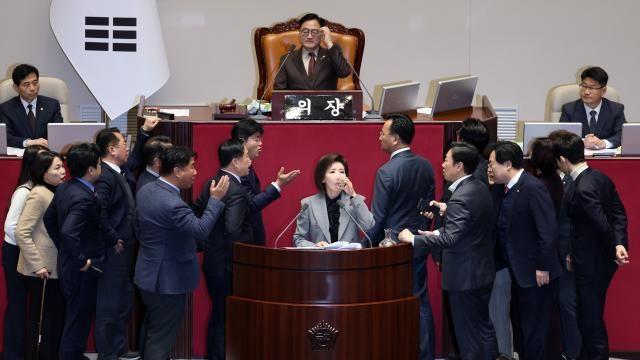 필리버스터 중 충돌...우원식 