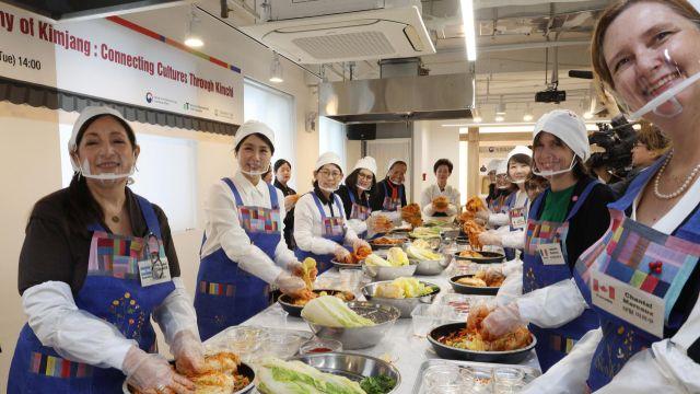 김혜경 여사, 주한대사 부인들과 김장…