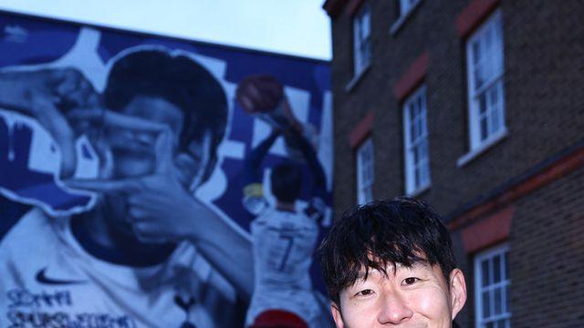 “미쳤다!”…‘태극기 두른’ ‘SON 기념 벽화 공개! 손흥민은 “특별한 기분이야, 감사하다” 소감