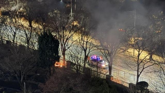 국회 담장에 불 지른 남성 체포…