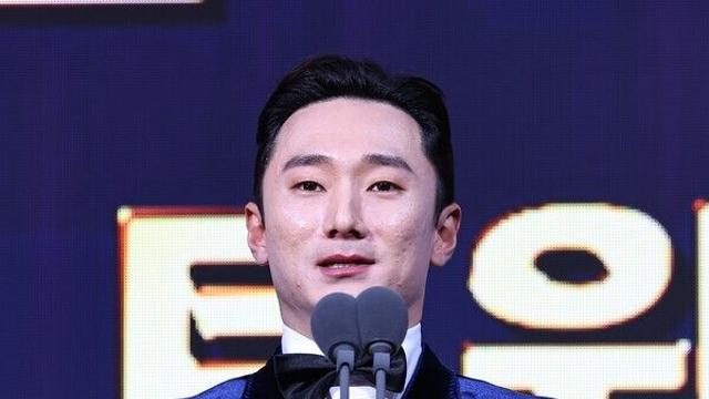 [GG 시상식] '우승→국대→GG까지' 신민재가 만든 성공 신화…