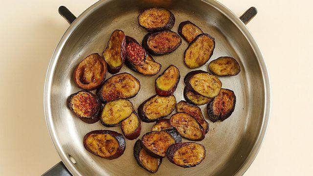 가지볶음, 절대 '기름' 먼저 두르지 마세요…'이 방법' 쓰면 남편이 박수칩니다