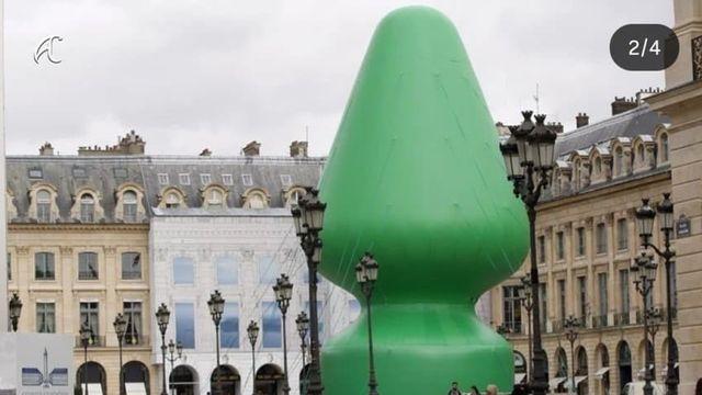 파리 한복판에 25m 트리 설치한 미국 작가