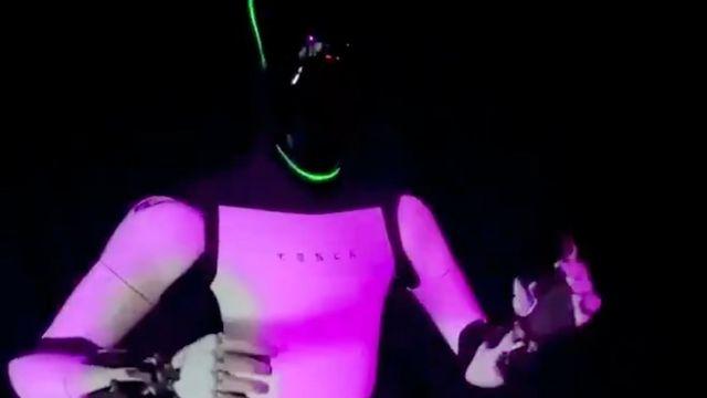 테슬라 옵티머스봇, 행사장서 물병 집으려다 넘어지는 모습 포착