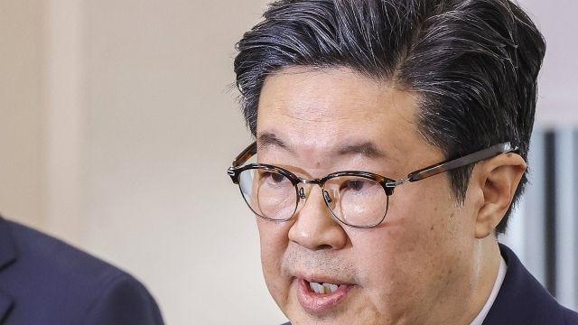 검찰, 김병주 MBK 회장 소환…‘홈플러스 사태’ 수사 막바지 국면