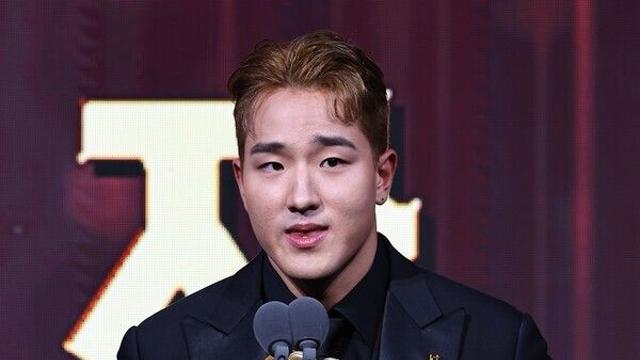 [GG 시상식] '2025는 나의 해' 안현민, 신인왕 이어 GG까지 삼켰다 