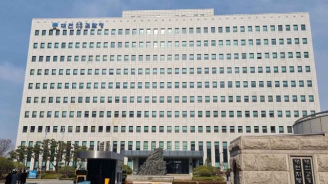 60대 대리기사 차에 매달고 달려 숨지게 한 30대 구속 기소