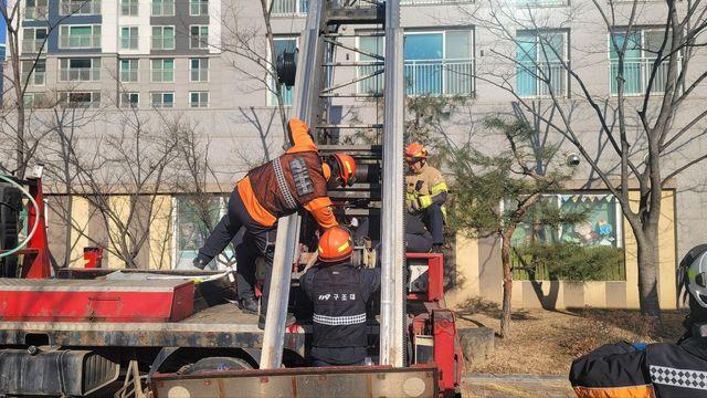 이삿짐 나르던 40대, 사다리차 바스켓과 함께 추락해 중상