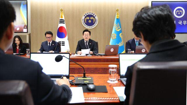 이 대통령 “요란했던 올해 저물어...韓 대전환 앞당겨야”