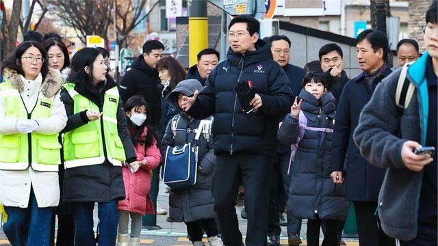 이상일 용인시장, 초등학교 통학로 안전 실태 점검...봉사 학부모 회원 격려 및 현장 점검