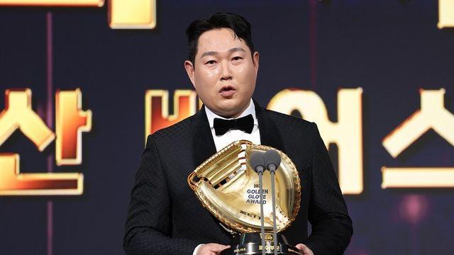 '개인 통산 10회' 두산 양의지, 역대 최다 GG 타이 기록… 이승엽과 어깨 나란히