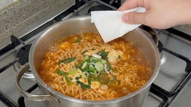 라면 끓일 때 넘칠까 불안하다면…'이것' 한 방울이면 싹 해결됩니다