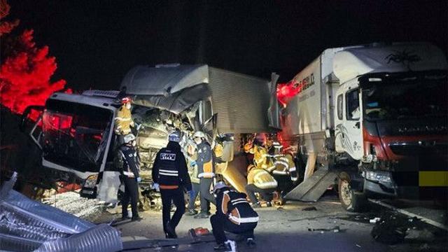 통영대전고속도로 덕유산IC 인근서 차량 3대 추돌...1명 중상