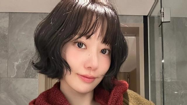 사쿠라, 하늘, 소연도 푹 빠졌다! 올겨울 셀럽들이 '뜨개질'에 진심인 이유