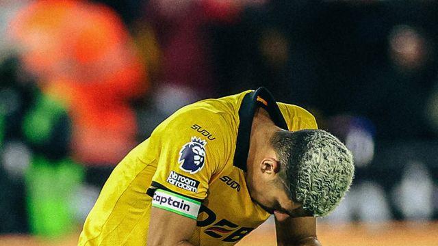 ‘구단주 아웃’ 현지팬 응원 보이콧까지…울버햄턴, 맨유에 1-4 대패 ‘리그 8연패 수렁’