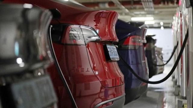 “정책 변화 속 ‘EV 피로감’ 확산···글로벌 소비자, 다시 ‘내연기관’으로 회귀”