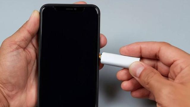 스마트폰 건전지 접촉, 놀라운 효과