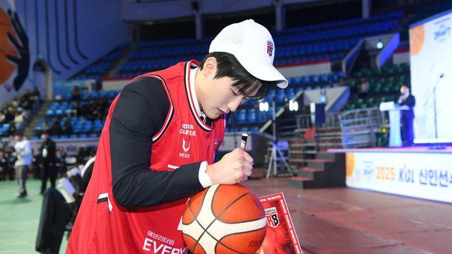 “신인 같지 않게 당돌하더라”…모두가 기다린다! ‘전체 1순위’ 특급 문유현