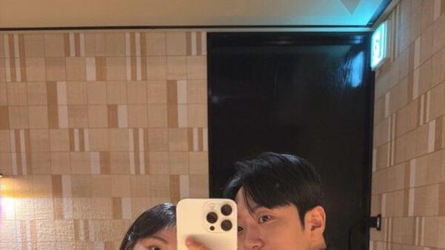 김연아, 남편 고우림과 달콤한 거울 셀카 공개... 와인 데이트 속 '선남선녀' 비주얼 자랑