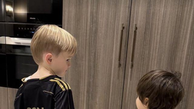 손흥민 오니 다들 신났다! 토트넘 너도나도 인증샷, 절친 매디슨은 자식들에게 SON 유니폼 입혀