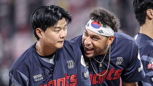 안타왕 이어 골든글러브 수상까지...시상식 시즌, 롯데 자존심 지킨 레이예스