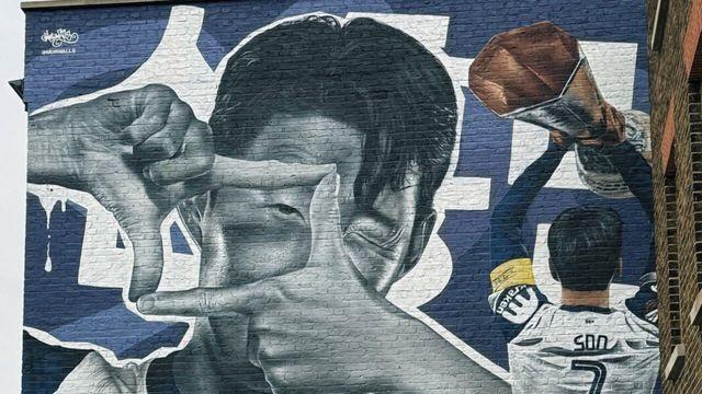 손흥민 벽화에서 눈이 작다 뭐다 하는디 