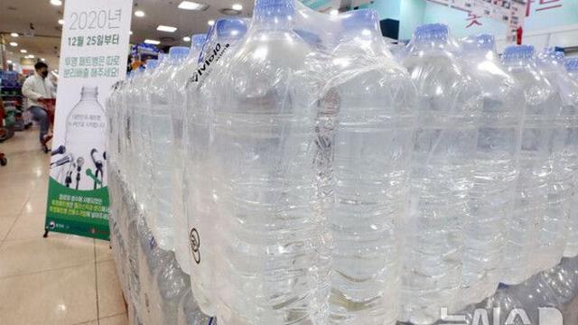 내년부터 '무라벨' 생수 표준된다…연간 플라스틱 2270t 감축 기대