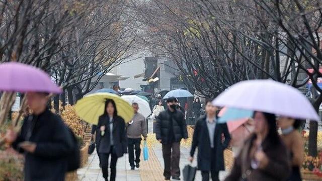 [날씨]서울 곳곳 눈비, 낮 최고기온 8도