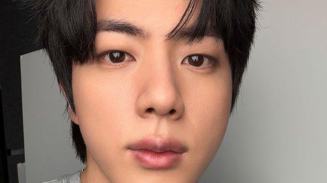 방탄소년단 진 “셀카 못 찍었다더니”… 팬들 “어디가?”