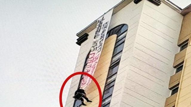 20층 외벽에 매달려 소리친 남성…
