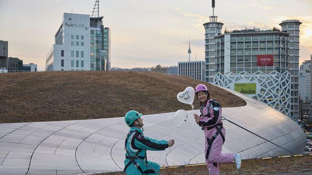 서울 내려다보는 지붕의 프러포즈…