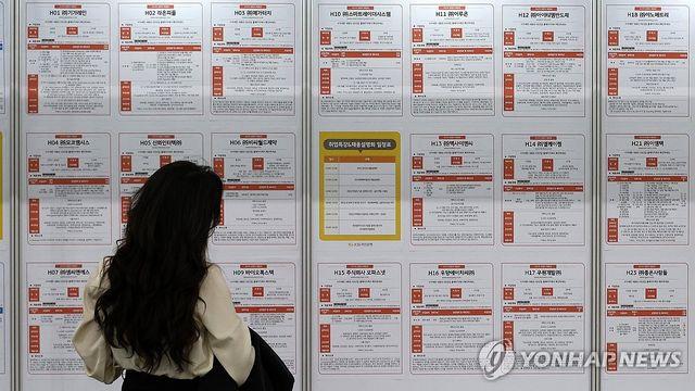 취업자 22만명대 증가…추경 효과 줄며 숙박음식 '마이너스'(종합)
