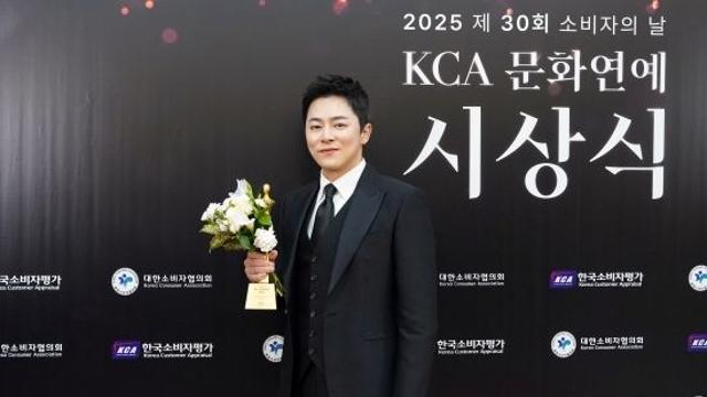 조정석, KCA 문화연예 시상식서 '대중이 뽑은 올해의 배우' 수상